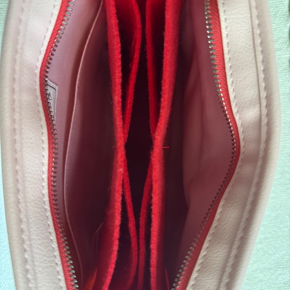 Glossier makeup bag - Picture 3 of 3